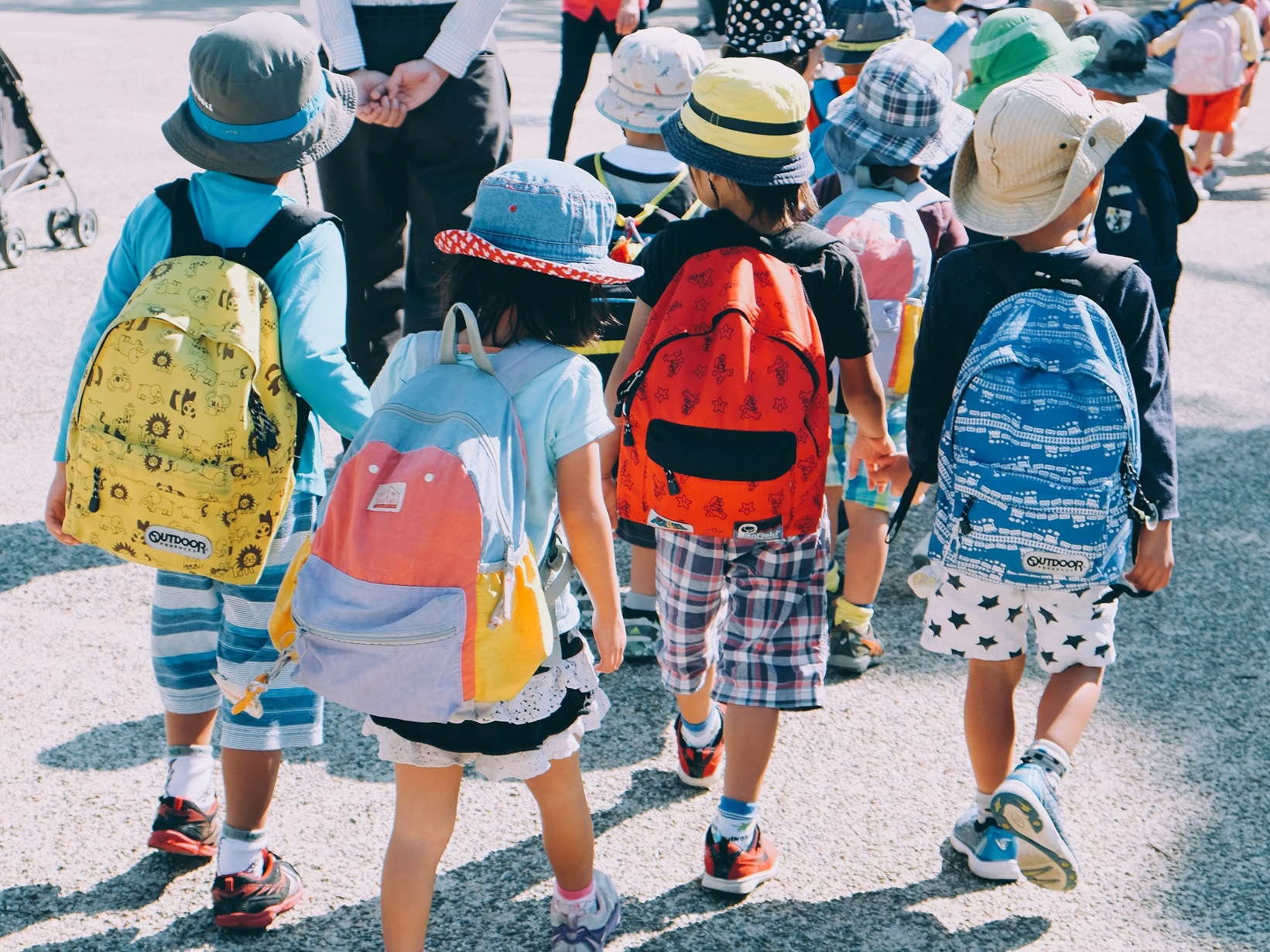 Projet ambition éducative - Enfants qui vont à l'école avec leurs sacs à dos