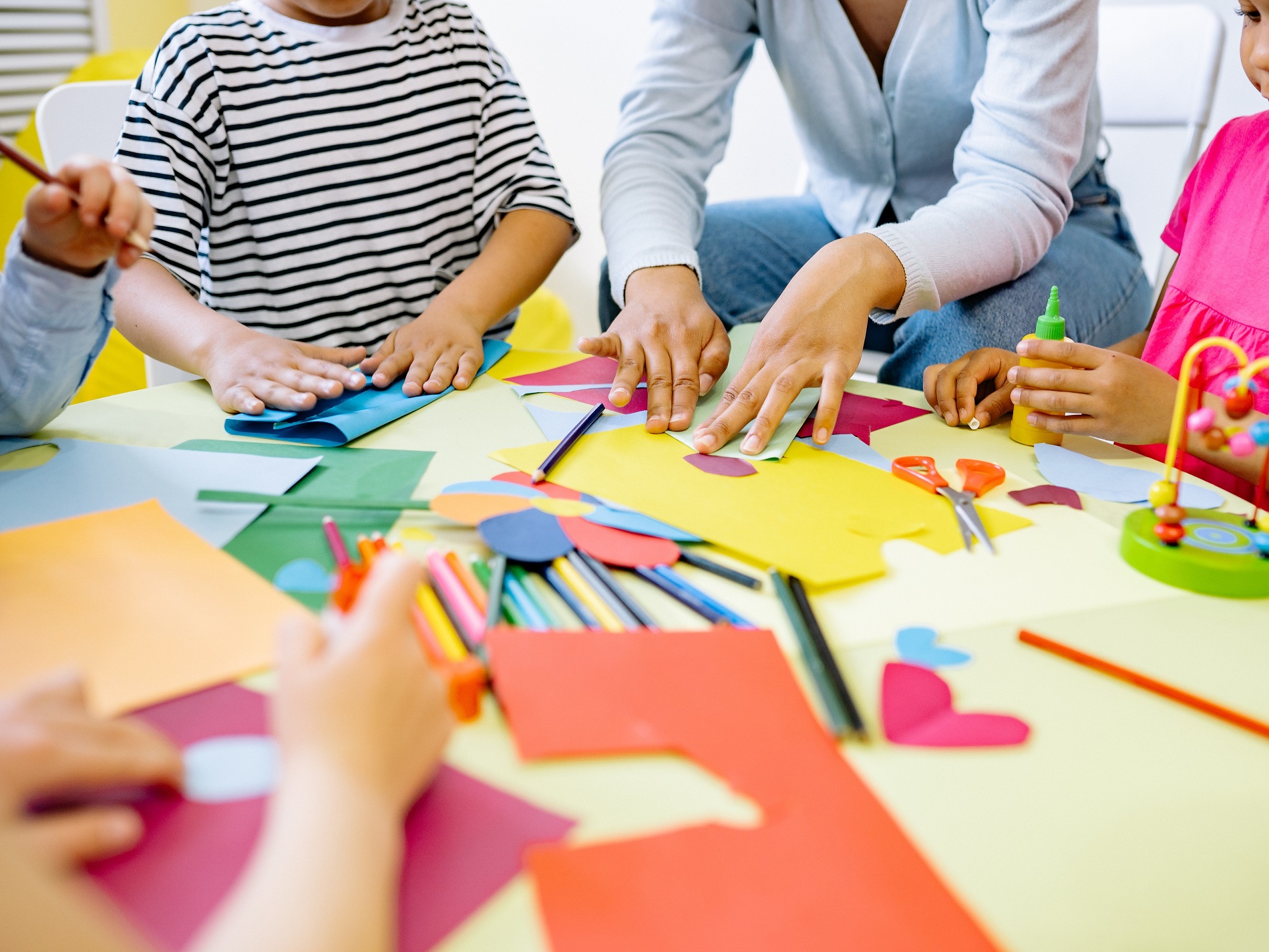 Garderie - enfants qui dessinent et bricolent