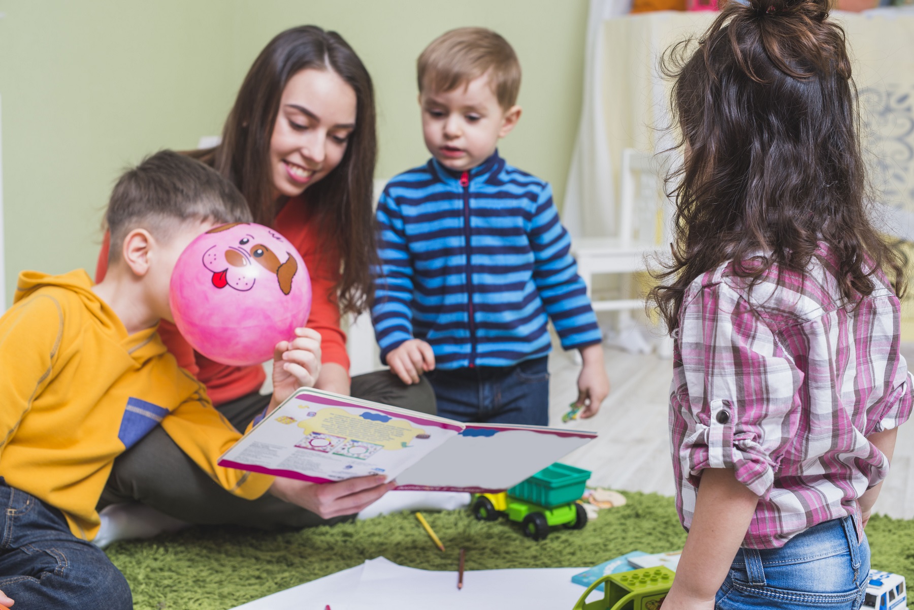 Enfants en train de jouer à la crèche "Les mini-pouces"