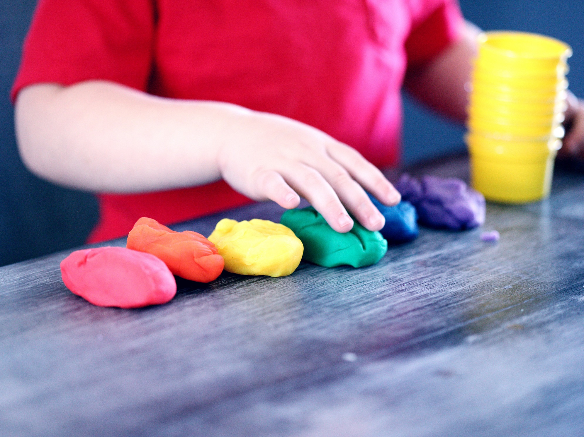 Projet ambition éducative - Enfant qui joue à la pate à modeler 