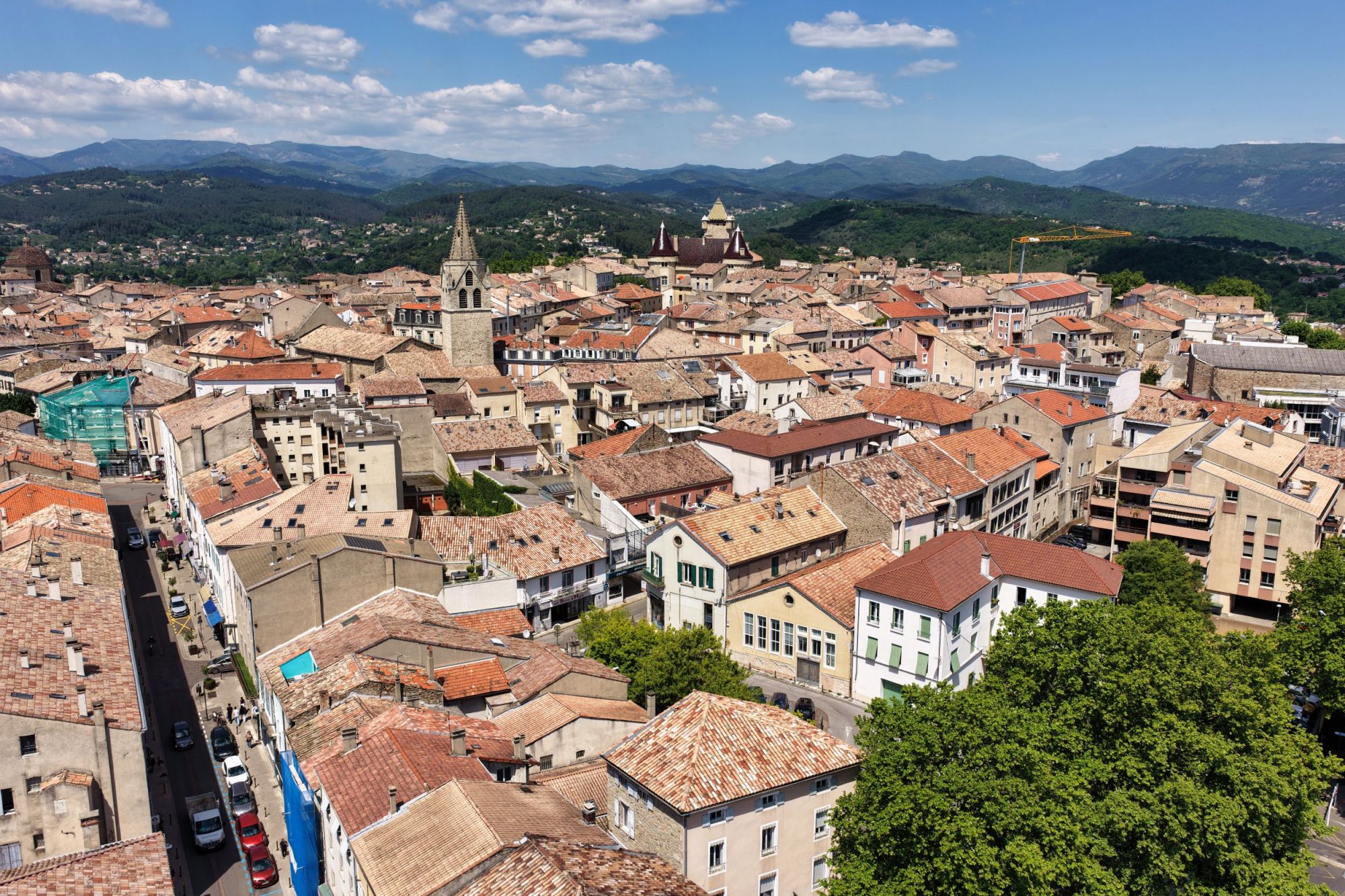 Château d'Aubenas - Eglise Saint Laurent - vue drone - depuis place de la Paix - mai 2025.jpeg