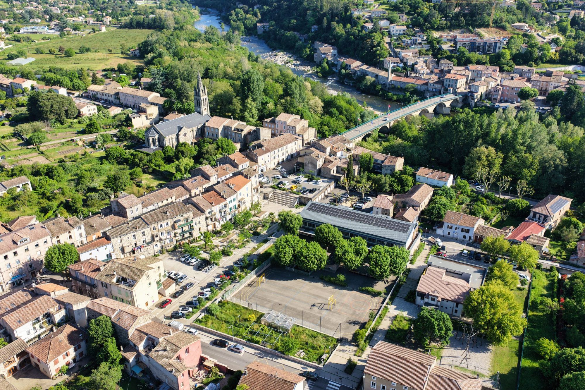 Pont d'Aubenas - école - place - vue drone - mai 2025.jpeg