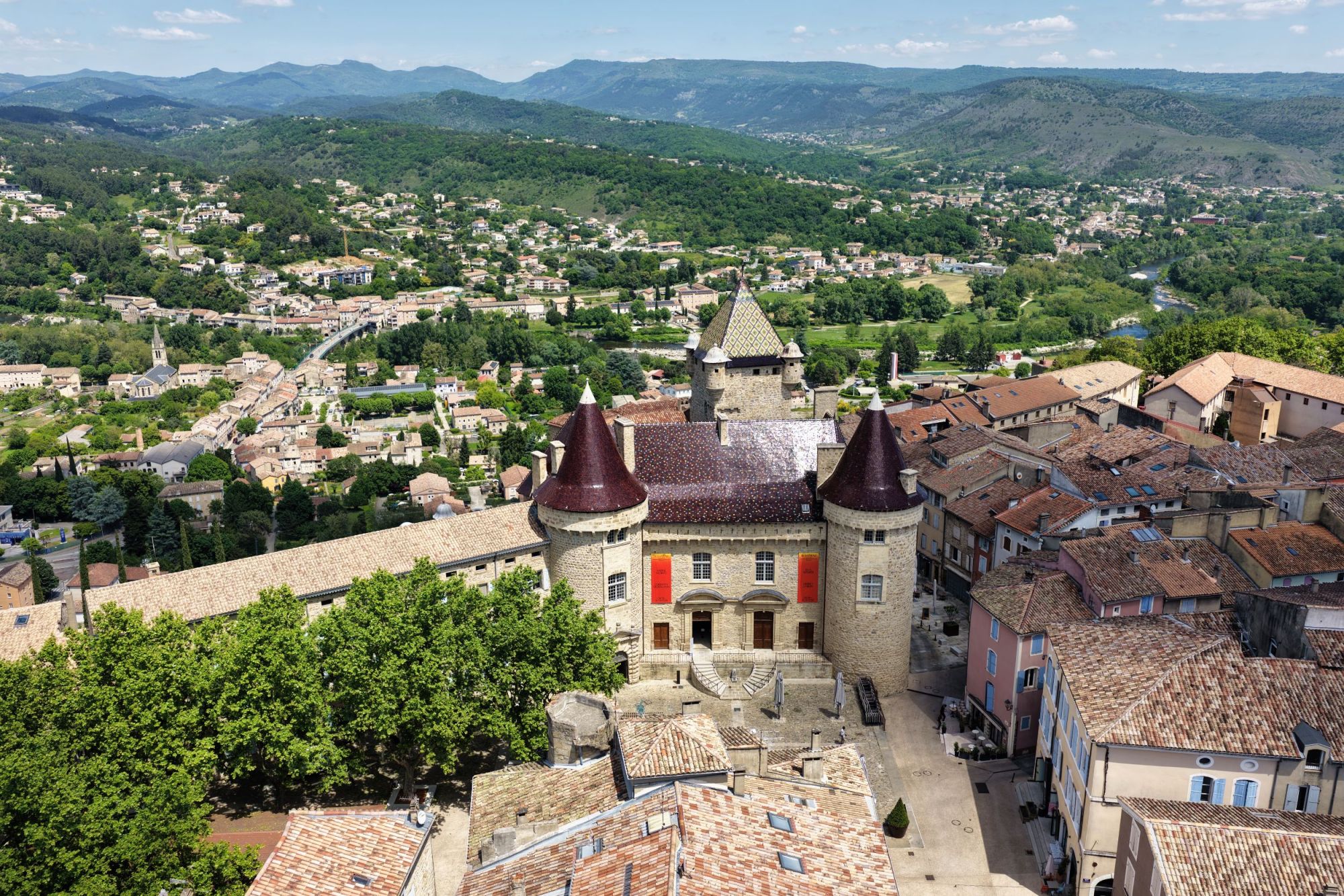 Château d'Aubenas - place du Château - vue drone - mai 2025.jpeg
