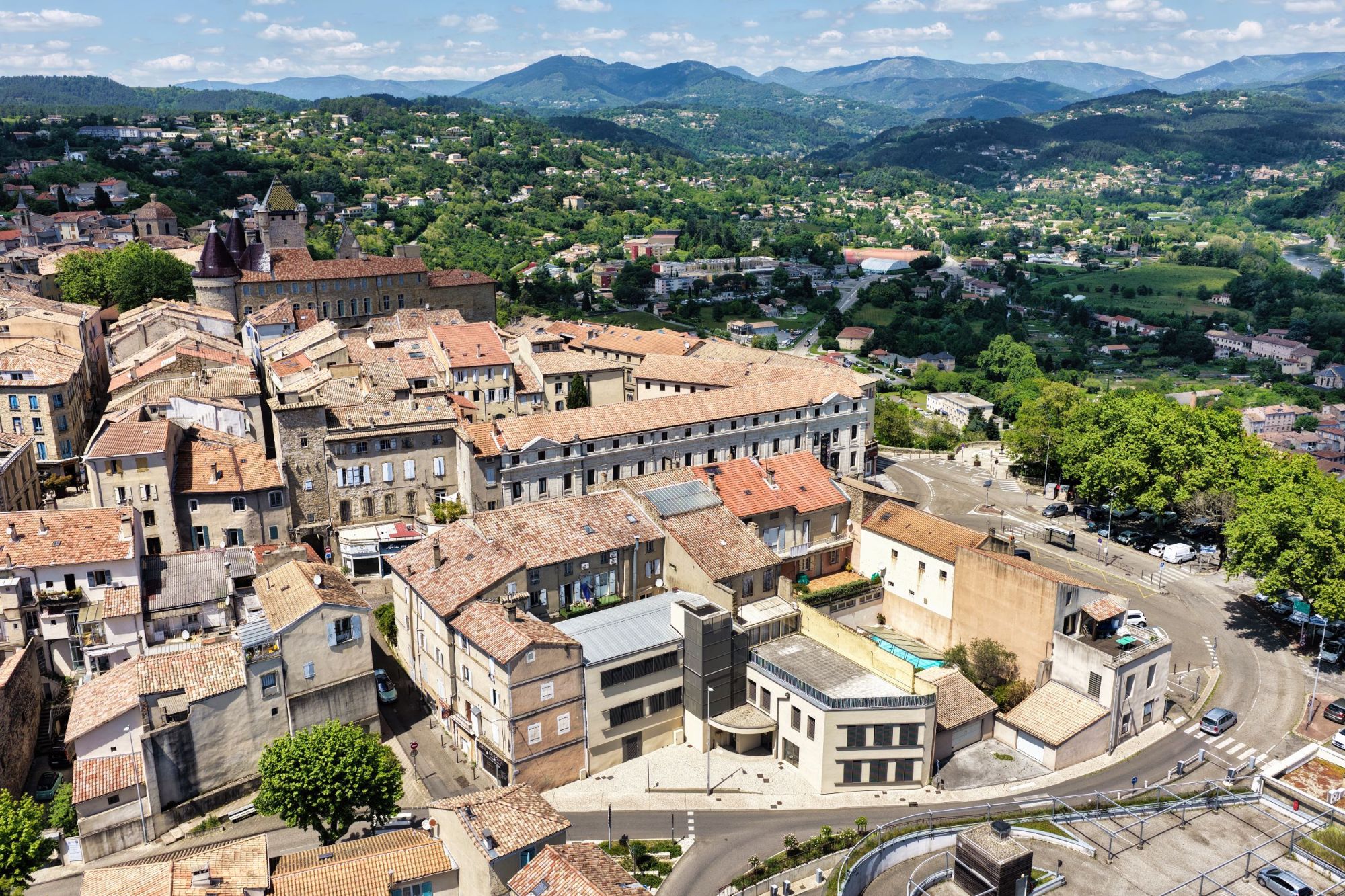Place de l'Airette et police municipale arrière - vue drone - mai 2025.jpeg