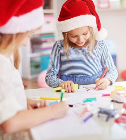 ateliers-creatifs-enfants-dessinant-peintures-noel-freepik.jpg