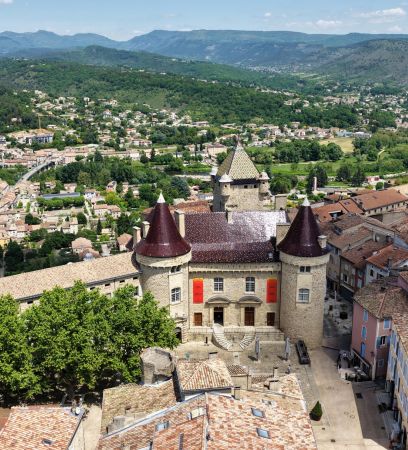 Chateau_dAubenas_-_place_du_Chateau_-_vue_drone_-_mai_2025.jpeg