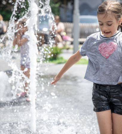 petite-fille-drole-dans-fontaine-freepik.jpg