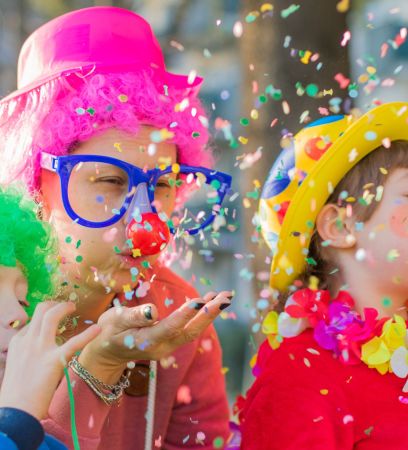 carnaval-enfants-mere-fete-freepik.jpg