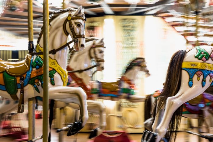 chevaux-jouet-carrousel-vintage-forain-traditionnel-freepik.jpg