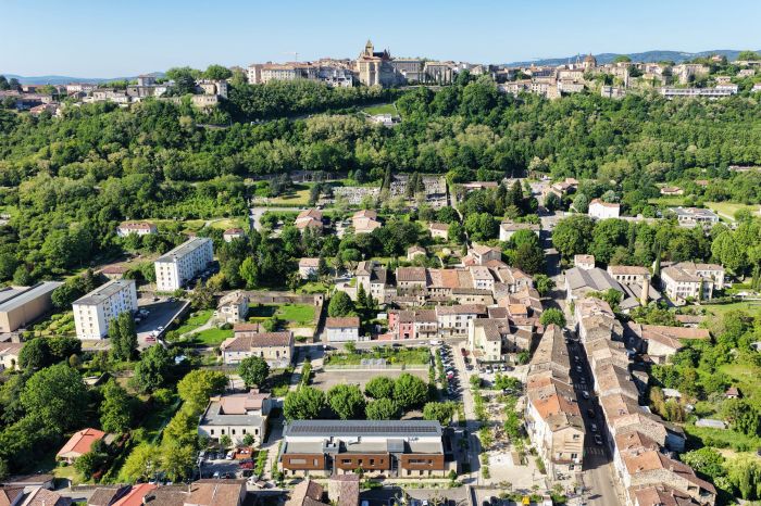 Pont_dAubenas_-_fond_Chateau_dAubenas_-_vue_drone_-_mai_2025.jpeg