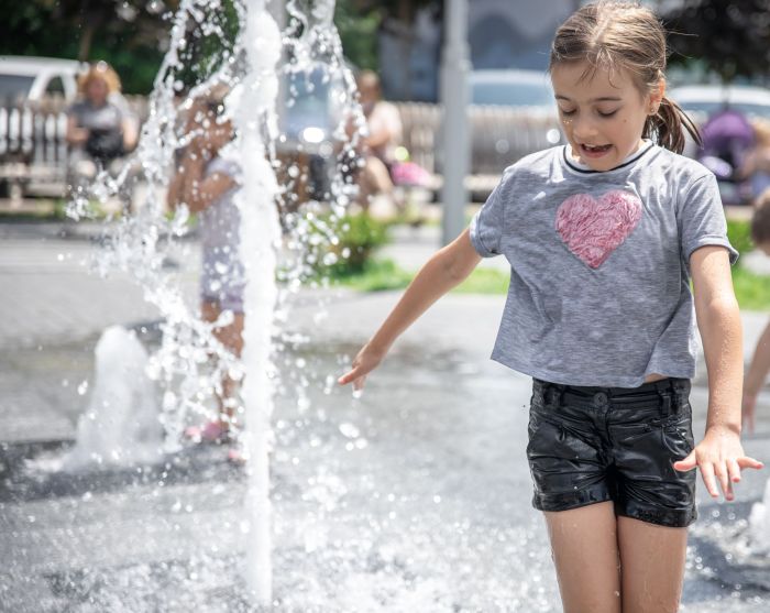 petite-fille-drole-dans-fontaine-freepik.jpg